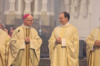 Bischof Dr. Franz Jung hat am Montagabend, 25. März, im Würzburger Kiliansdom die Heiligen Öle für alle 43 Pastoralen Räume im Bistum Würzburg  geweiht.