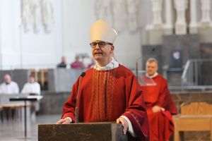 Bischof Dr. Franz Jung betonte am Karfreitag, 29. März, im Würzburger Kiliansdom , dass nur das Leiden, das die Menschen dem gekreuzigten Herrn  annehmen, auch ganz erlöst werden könne. 