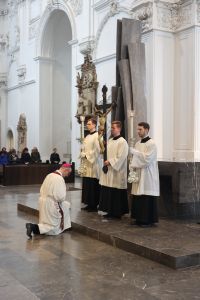 Bischof Dr. Franz Jung hat am Karfreitag, 29. März, im Würzburger Kiliansdom die Liturgie vom Leiden und Sterben Jesu gefeiert.