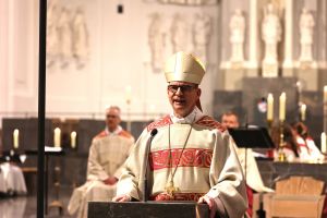 "Jesus lebt und wir mit ihm", sagte Bischof Dr. Franz Jung in der Predigt in der Osternacht im Würzburger Kiliansdom.